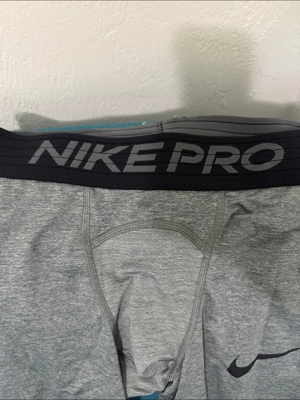 Nike Men’s Grey Athletic cropped compression pants size medium